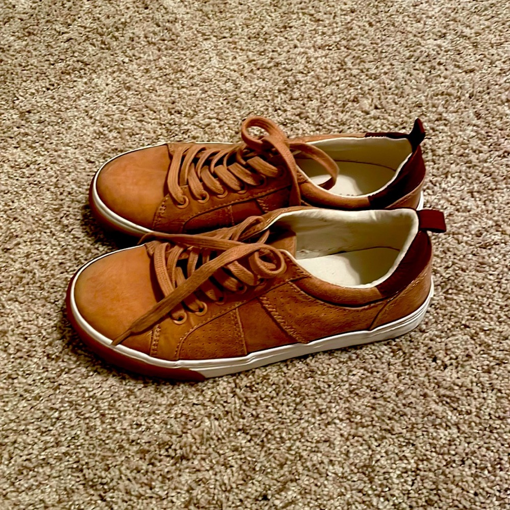 Old navy casual shoes boys size 2